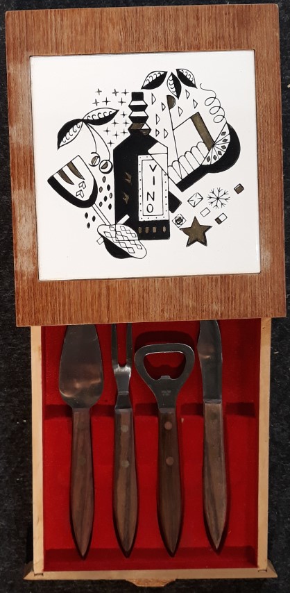Cheese cutting board with accessories