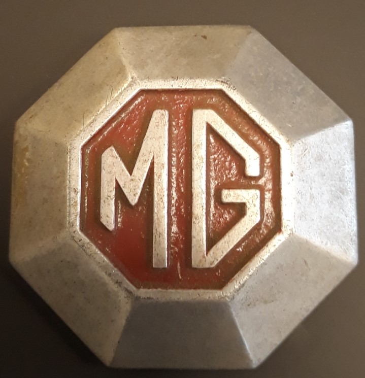 Badge MG zilver rood