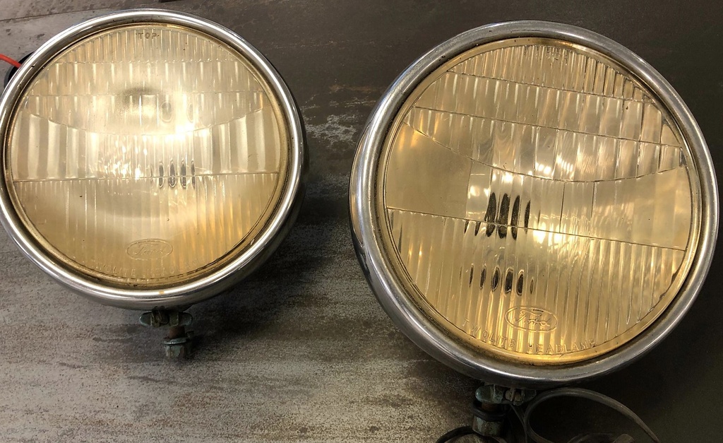 1 pair of headlights Ford A.