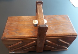 [1-000140] Vintage houten knutsel/naaikoffer